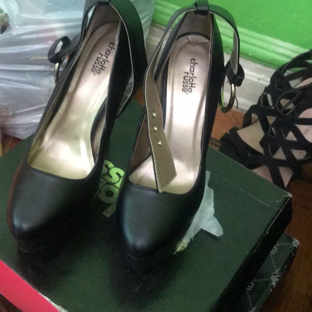 Black pumps